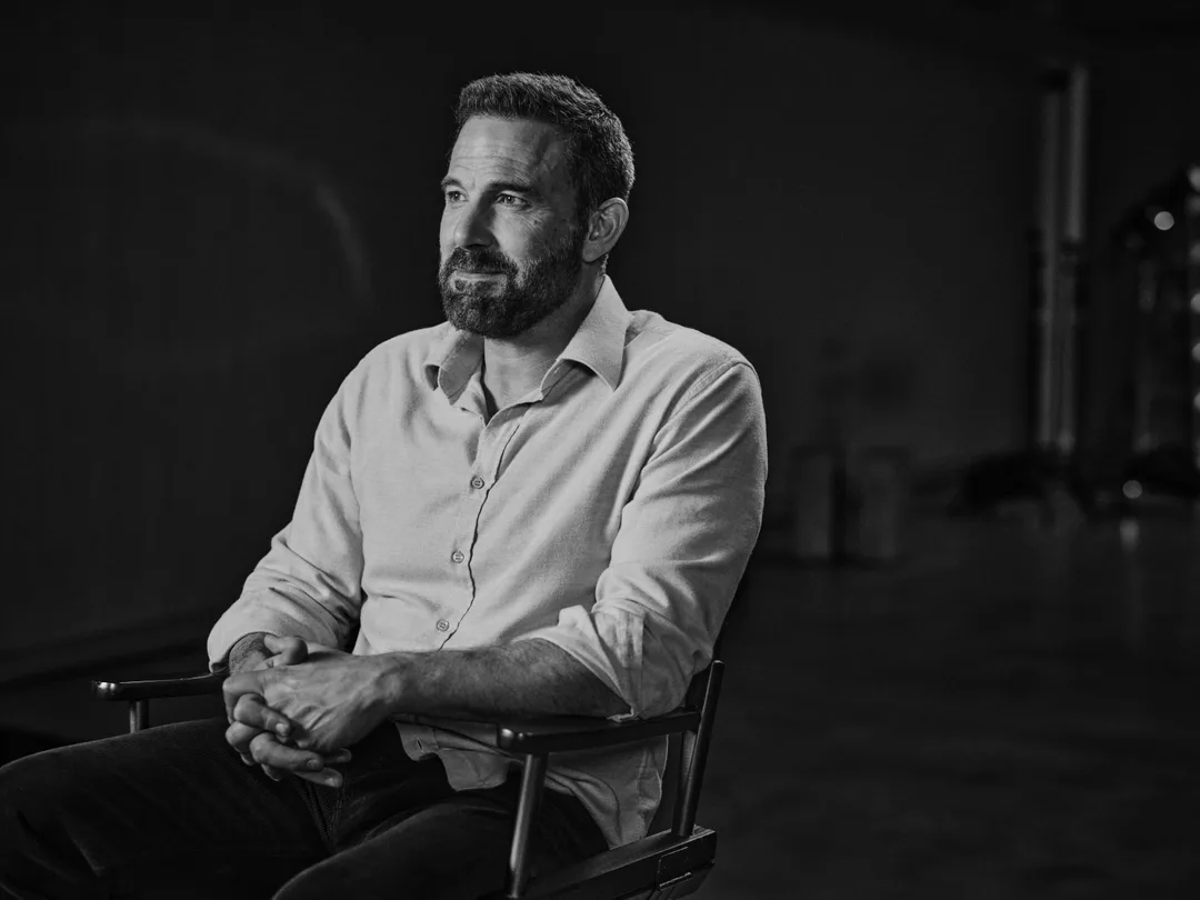 Ben Affleck 喺 Netflix 公布收購 InterPositive 嘅官方新聞相片中望向鏡頭