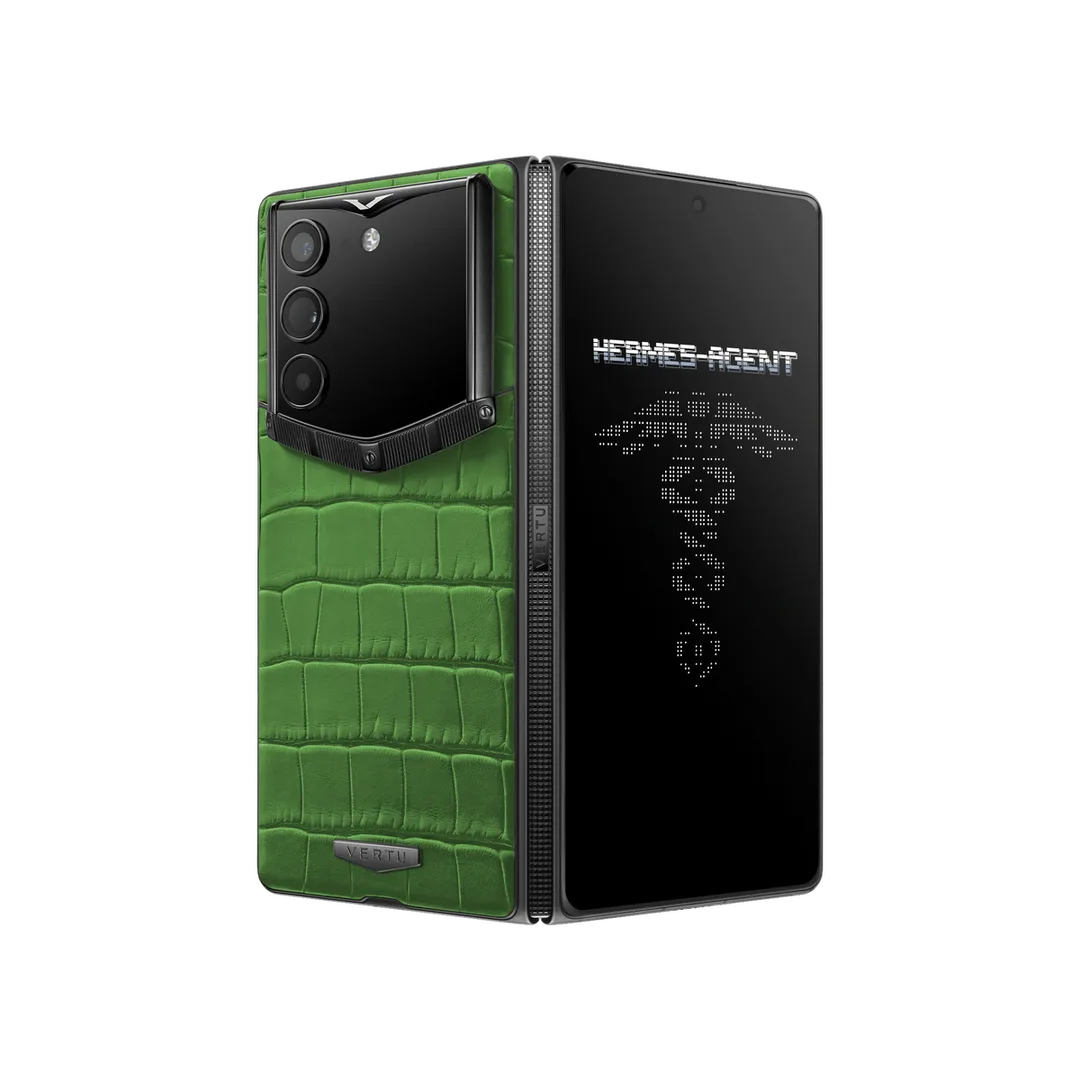 Vertu Alphafold 鱷魚皮版本官方產品圖,展示摺機外殼同背面皮革設計