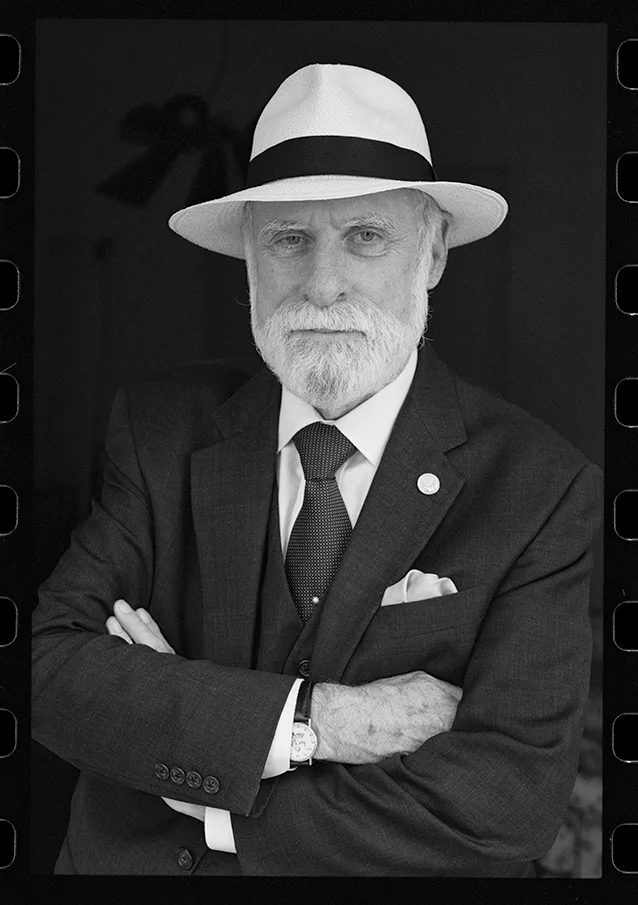 戴住白帽、著住西裝嘅 Vint Cerf 黑白人像