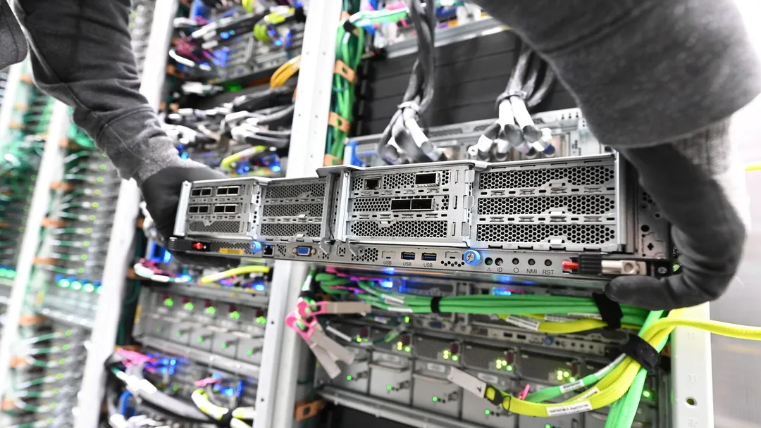 AWS data center 機櫃入面，技術員正安裝 server 硬件