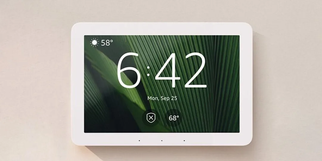 Amazon Echo Hub 掛喺牆上顯示智能家居控制版面