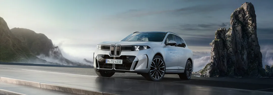 BMW iX5 Hydrogen 喺路面行駛嘅官方圖片