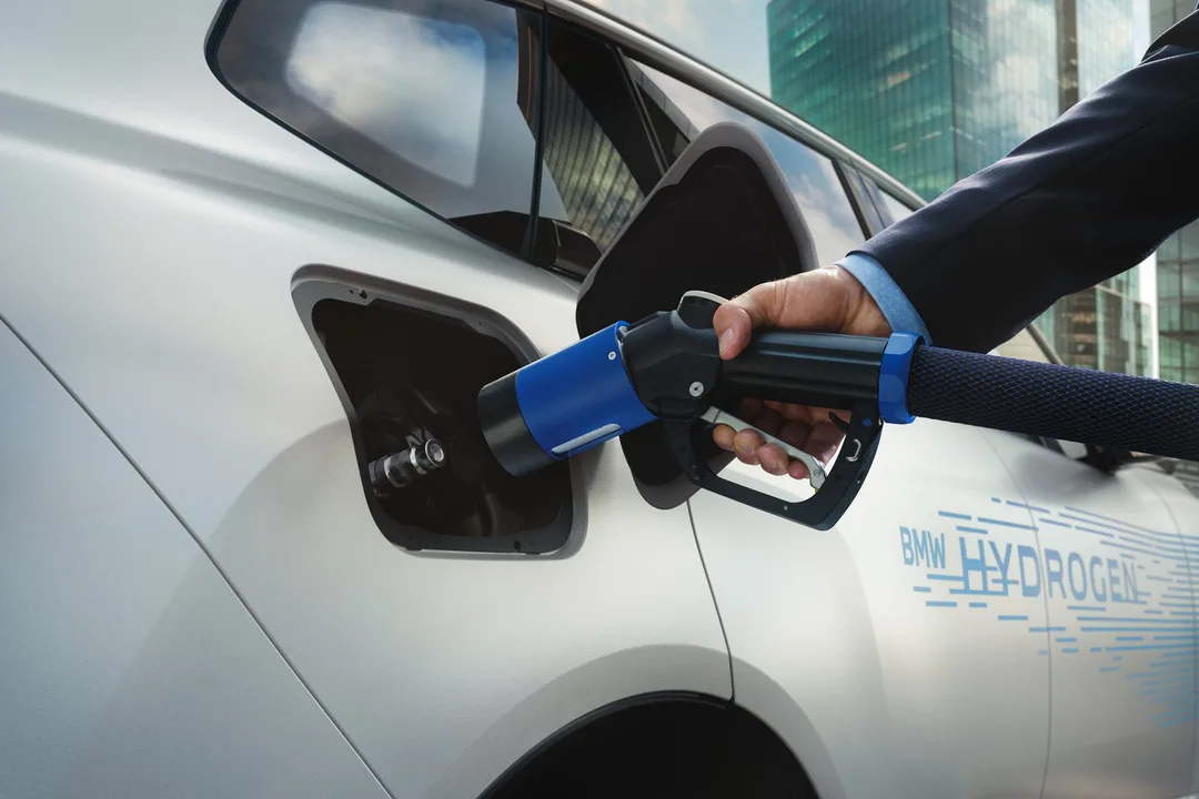 BMW iX5 Hydrogen 打開加氫口，氫氣槍插入車身