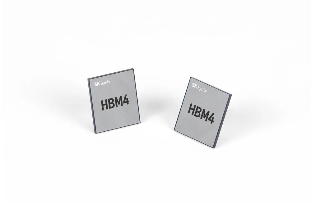 兩粒標住 HBM4 嘅 SK hynix 晶片喺白色背景上展示