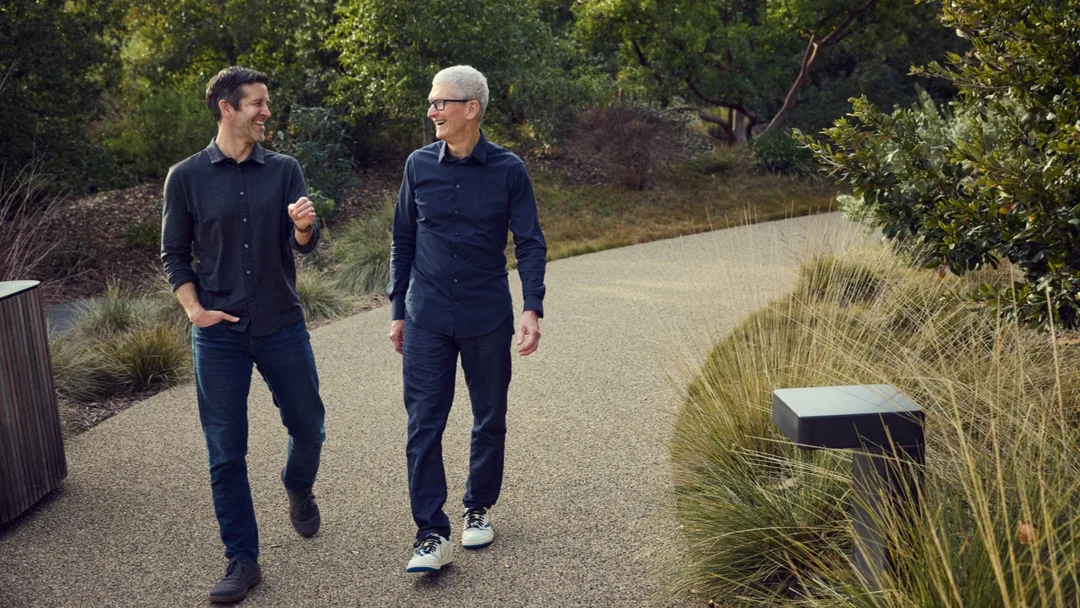 John Ternus 同 Tim Cook 喺 Apple Park 合照