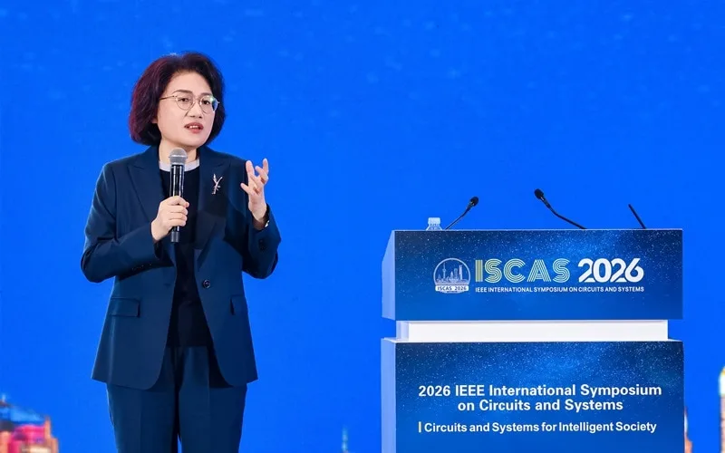何庭波喺 ISCAS 2026 分享華為韜定律嘅現場相