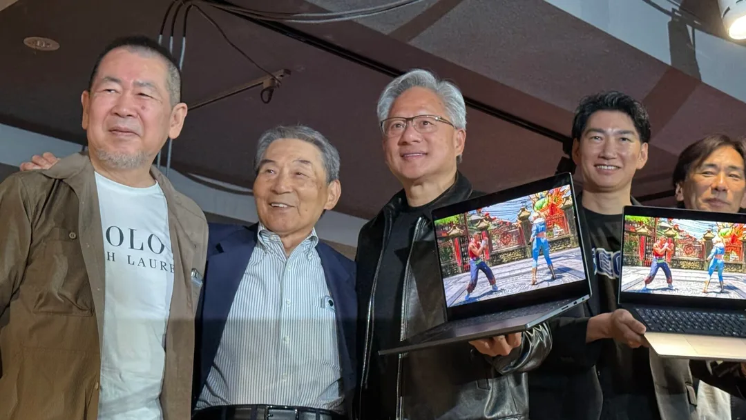 黃仁勳同 SEGA 管理層喺秋葉原活動上合照