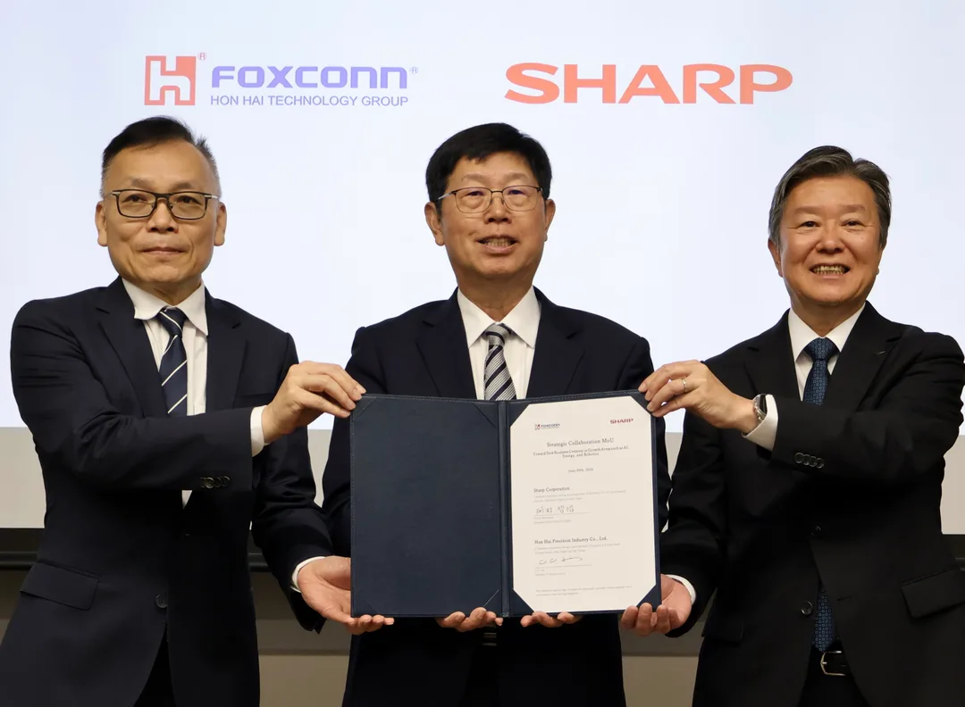 鴻海同 Sharp 代表展示已簽署嘅策略合作 MoU