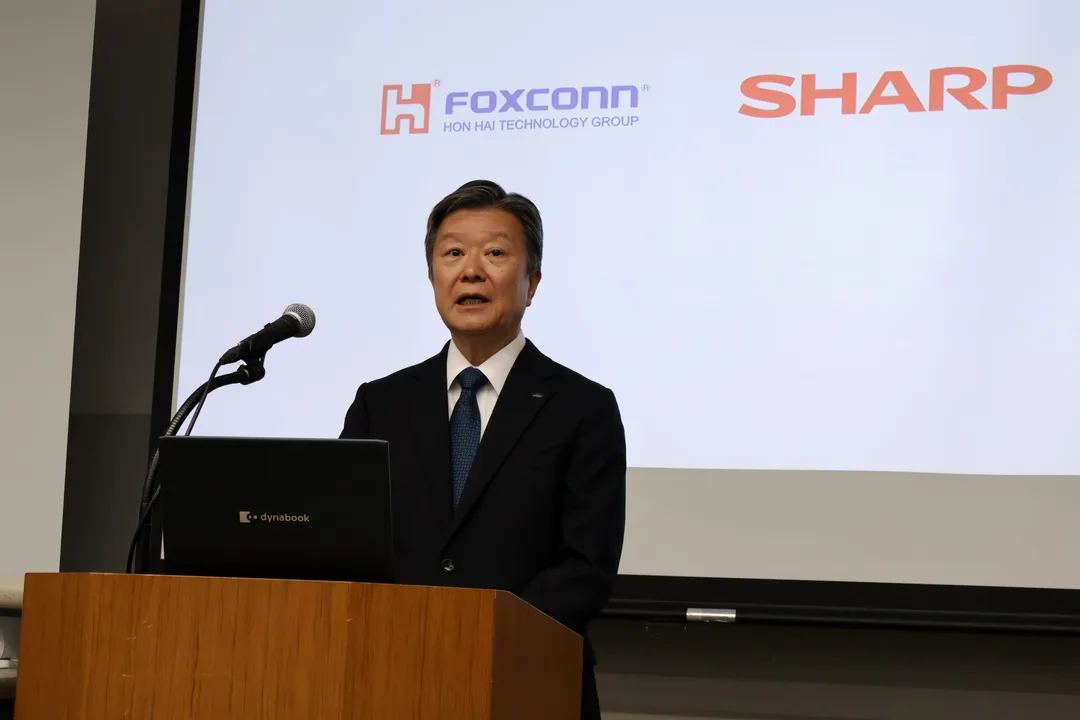 Sharp 社長河村哲治喺簽約活動講解同鴻海合作