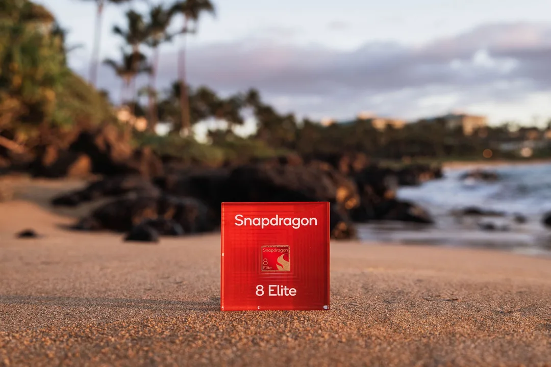 Snapdragon 8 Elite 晶片放喺展示盒入面嘅官方產品圖