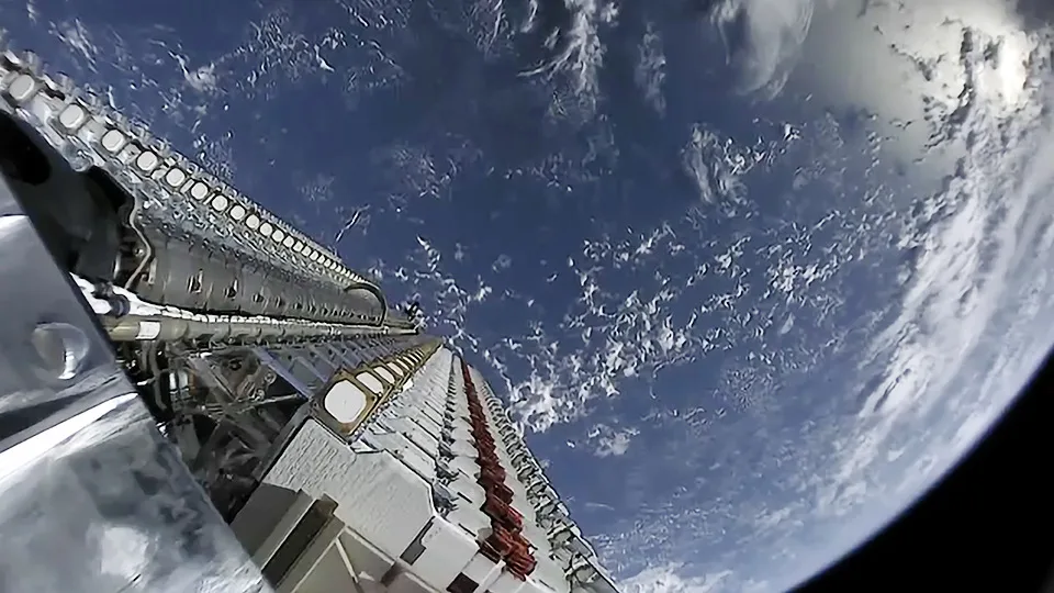 Falcon 9 上面疊住一批 Starlink 測試衛星,準備入軌