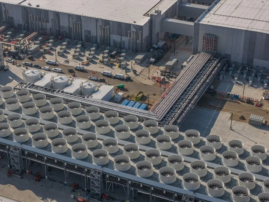 Microsoft 官方圖庫入面嘅 AI data center 航拍，外圍見到大量冷卻設備同管線