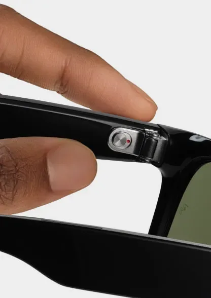 Ray-Ban Meta 眼鏡側邊嘅實體掣同提示燈近鏡