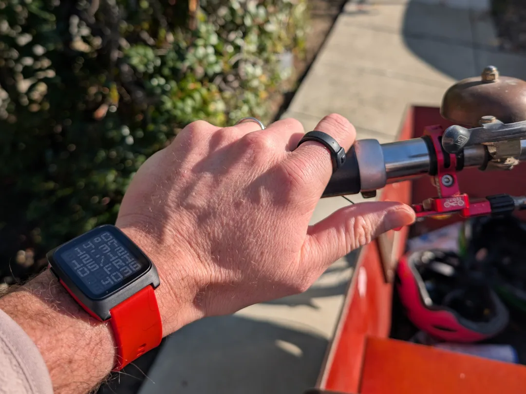 用家踩單車時佩戴黑色 Pebble Index 01 戒指