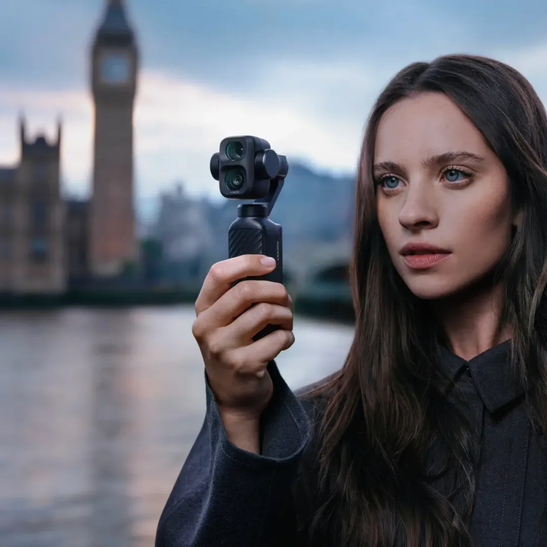 用家手持 DJI Osmo Pocket 4P 喺戶外拍攝人像