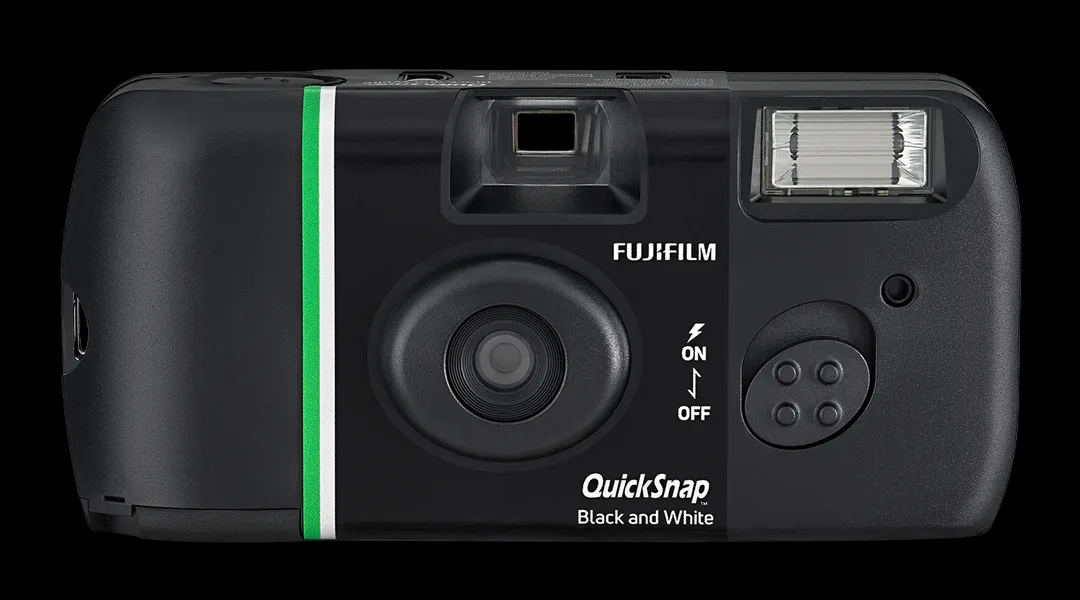 Fujifilm QuickSnap Black and White 正面,黑色機身配綠白直線