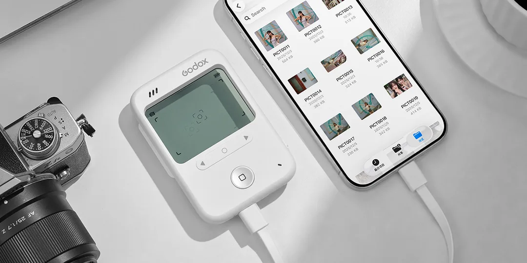 C100 用 USB-C 接住手機,手機畫面顯示相片檔案清單