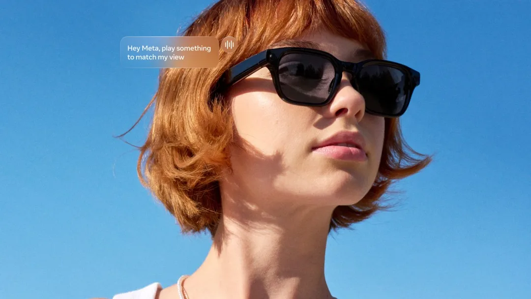 Meta Glasses 官方宣傳圖,模特兒戴住黑色 AI 眼鏡