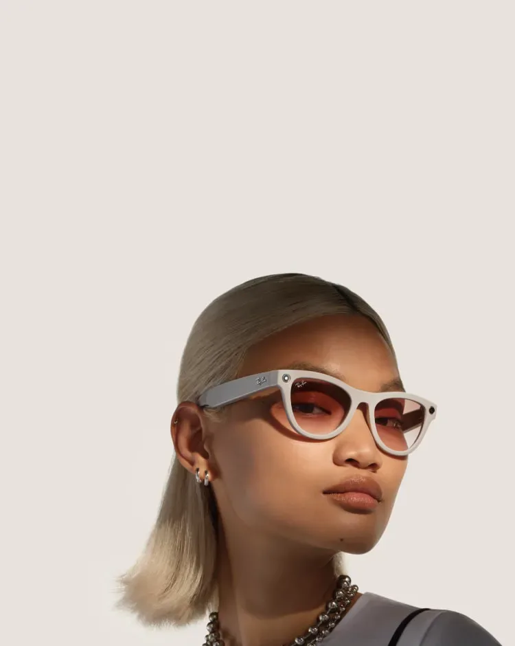 模特兒戴住 Ray-Ban Meta AI 眼鏡,鏡框前方見到鏡頭同感應位置。