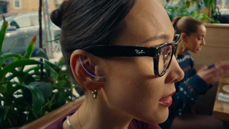 一名女子戴住 Ray-Ban Meta 智能眼鏡使用 Conversation Focus