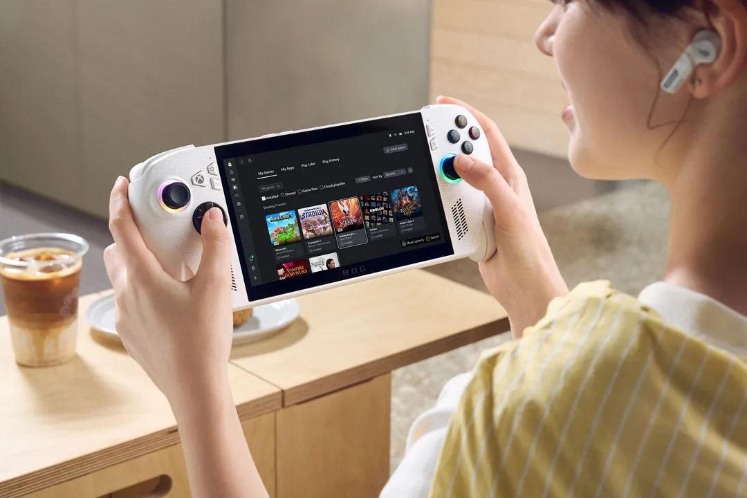 有人拎住 ROG Xbox Ally 掌機睇 Xbox 遊戲庫