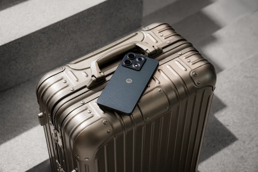 黑色 Motorola Edge 70 Max 放喺金屬行李箱面
