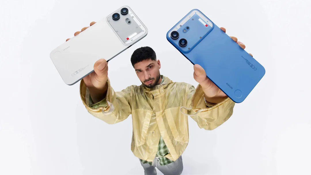 白色同藍色 Nothing Phone (4b) 一齊展示機背同相機模組