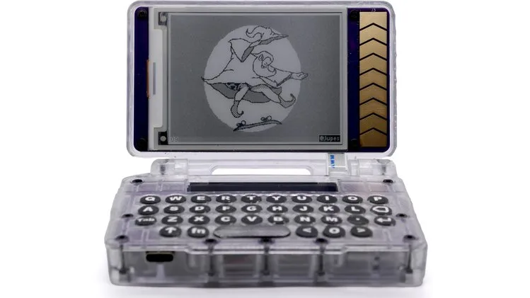PocketMage 打開機身，見到 e-paper 主屏、細 OLED 副屏同 QWERTY 鍵盤