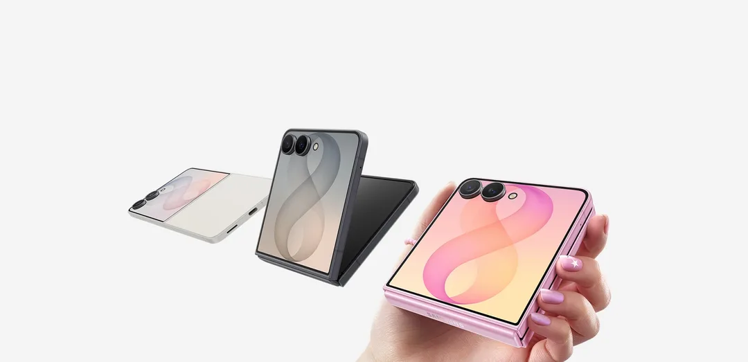 Galaxy Z Flip 8 摺起後展示外屏嘅官方產品圖