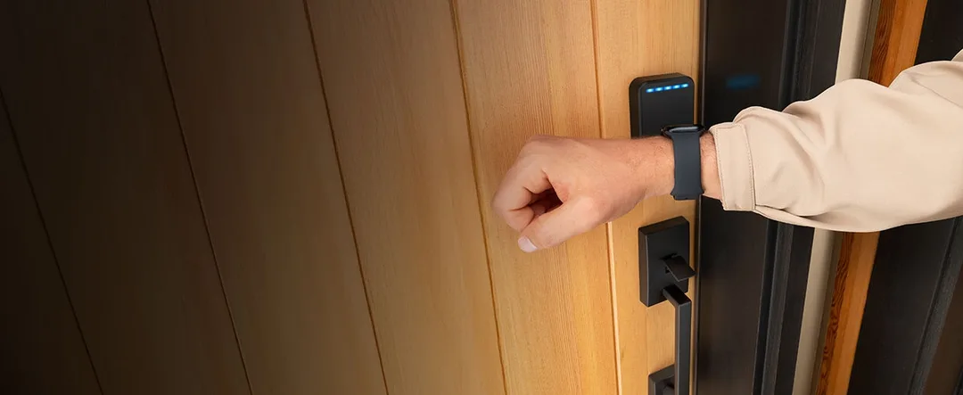 用 Apple Watch 貼近 Schlage Sense Pro 開門嘅示範