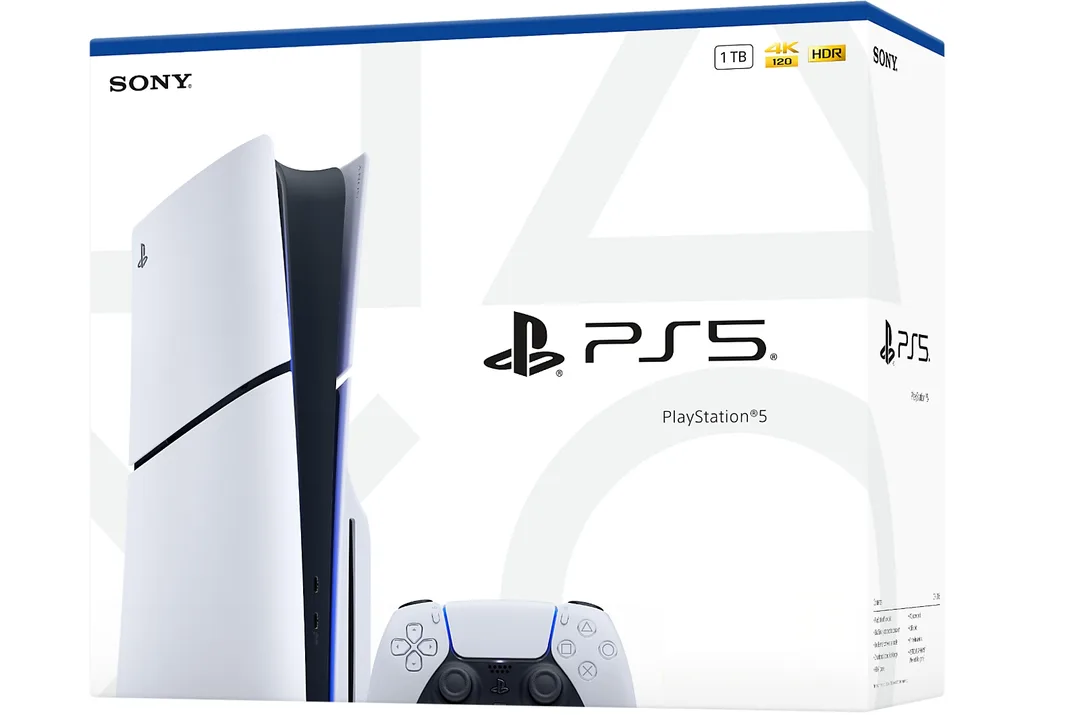 設有 Blu-ray 光碟機嘅 PS5 主機同零售包裝盒