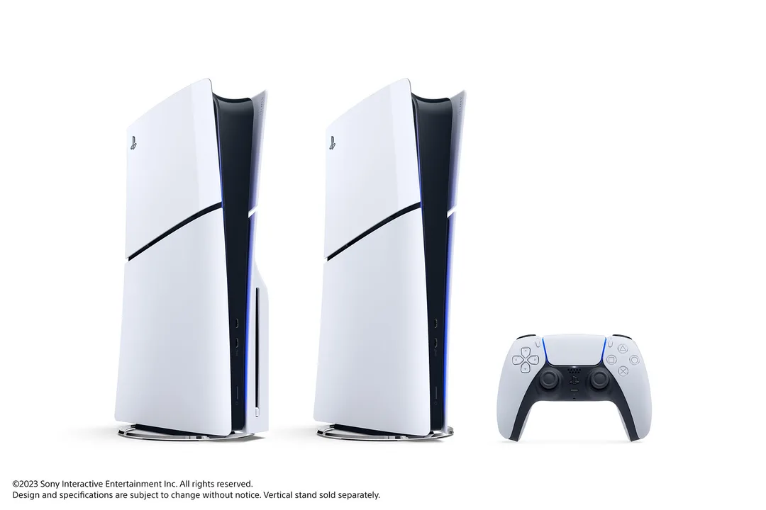 新款 PS5 光碟版同數碼版擺埋一齊，旁邊有 DualSense 手掣