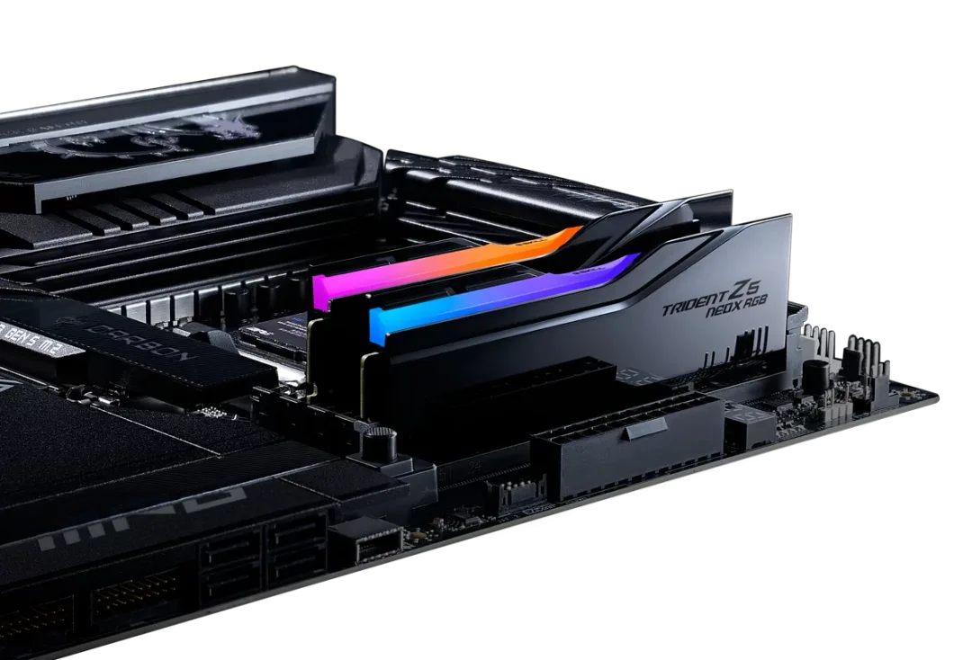 G.Skill Trident Z5 NeoX RGB 黑色 RAM 套裝插喺底板上