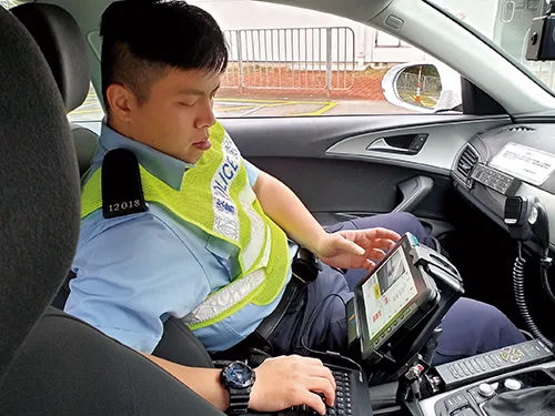 香港交通警員喺警車內使用 ANPR 裝置嘅官方相