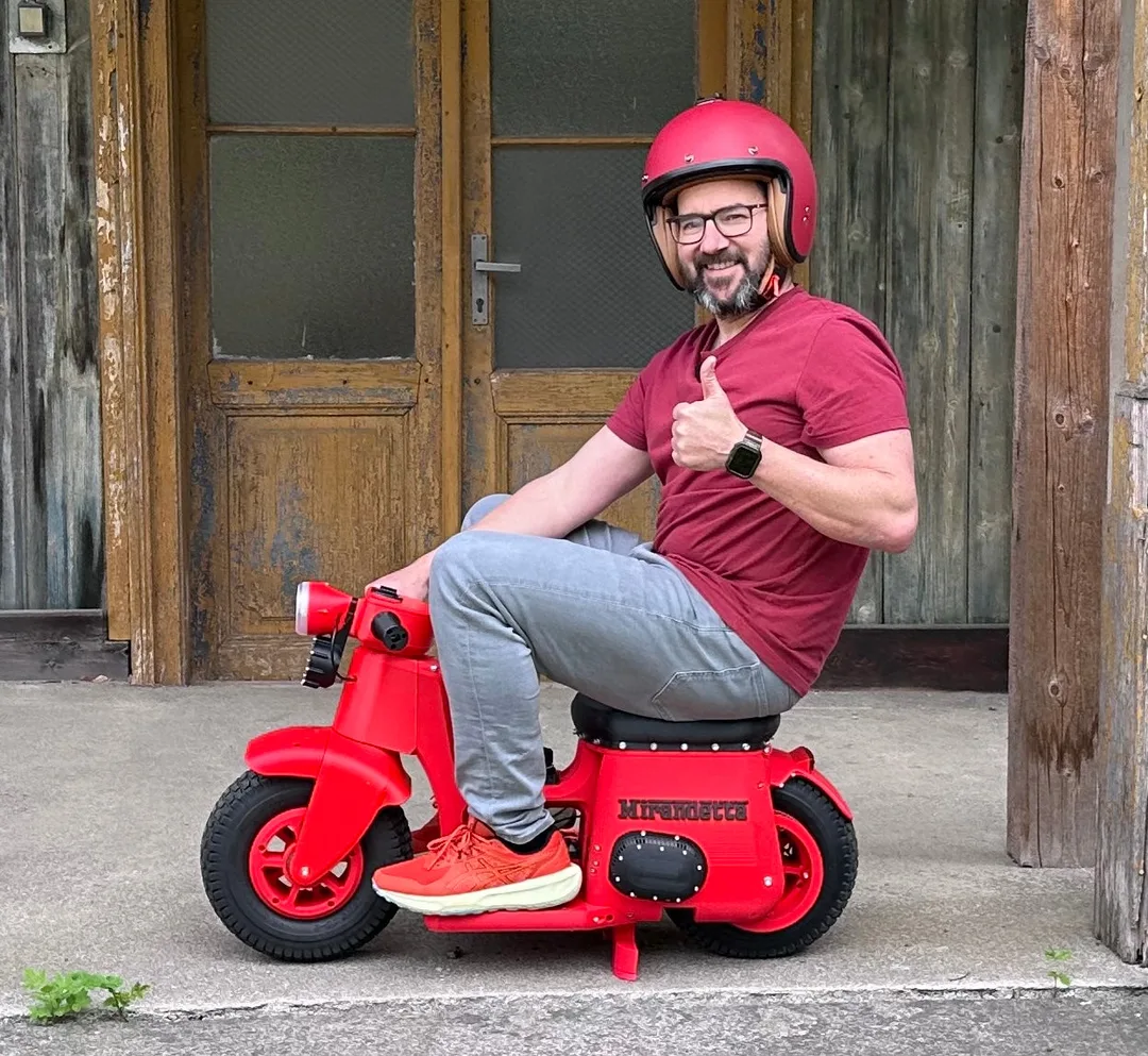Mirandetta 3D 打印迷你電動車拆件後可放入行李箱嘅官方產品圖