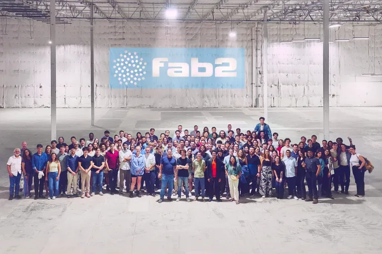 Fab2 團隊喺 fab 入面合照