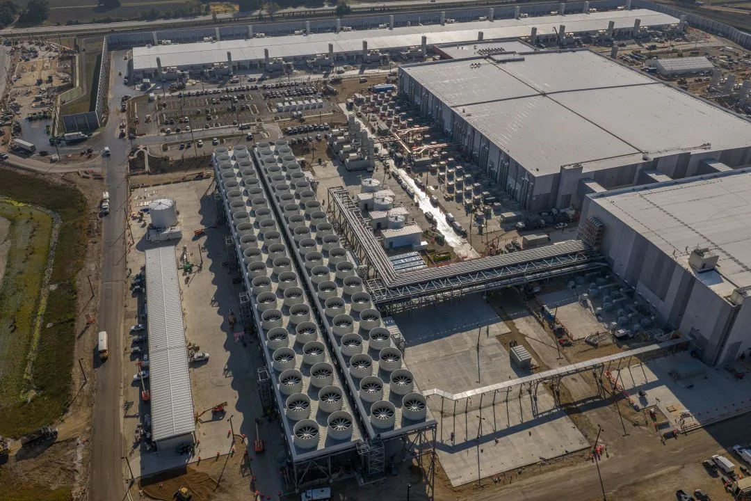 航拍見到 Microsoft Fairwater data center 建築同大型冷卻設備
