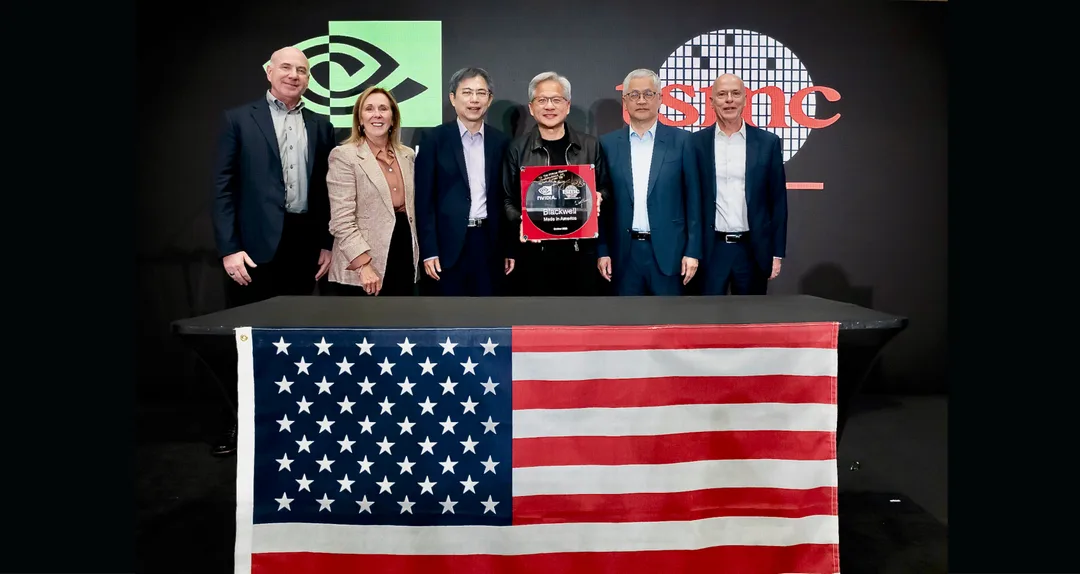 Nvidia 同 TSMC 喺 Phoenix 展示美國生產嘅 Blackwell wafer,前面有美國旗。