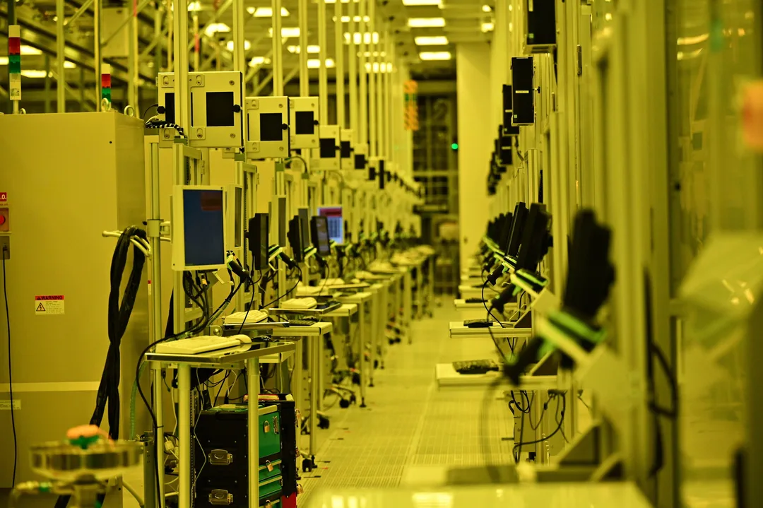 Intel Fab 52 潔淨室入面嘅製造設備同工作站。