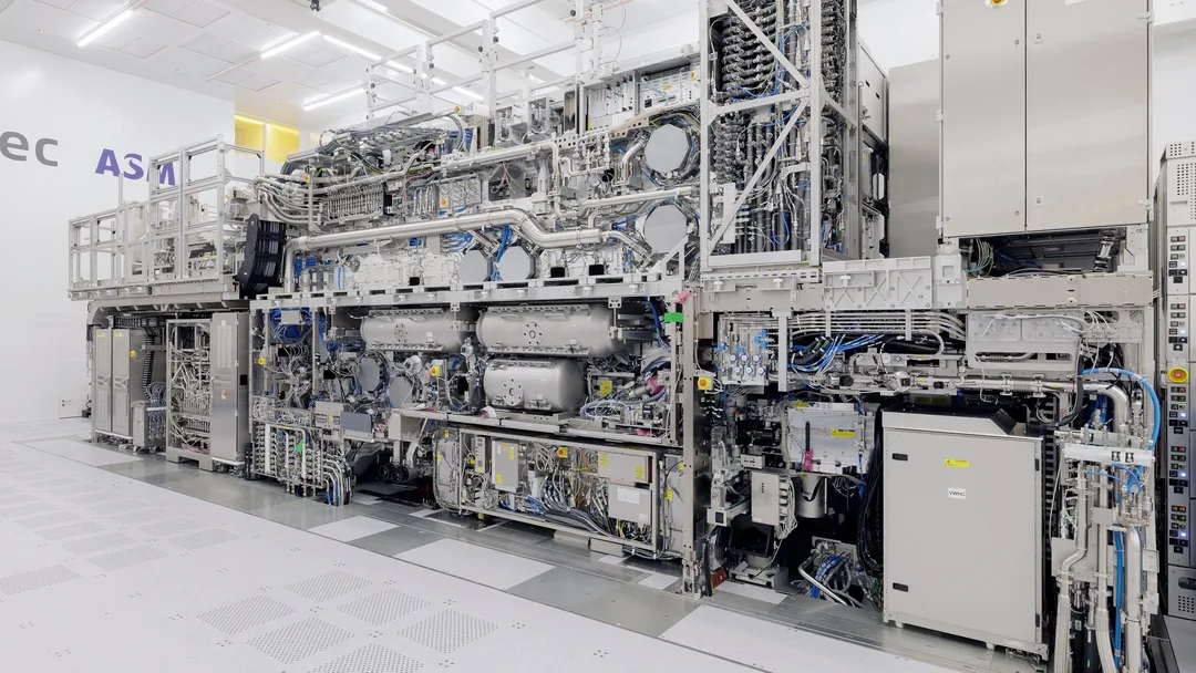 ASML 無塵室內完整組裝嘅 TWINSCAN EXE:5000 High NA EUV 微影系統