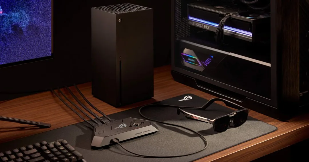ROG XREAL R1 眼鏡放喺 Control Dock、桌面 PC 同遊戲主機旁邊