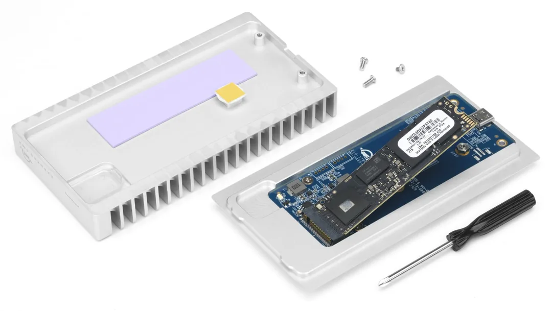 OWC Express 1M2 外置盒打開後，可見入面安裝嘅 M.2 NVMe SSD 同隨盒工具