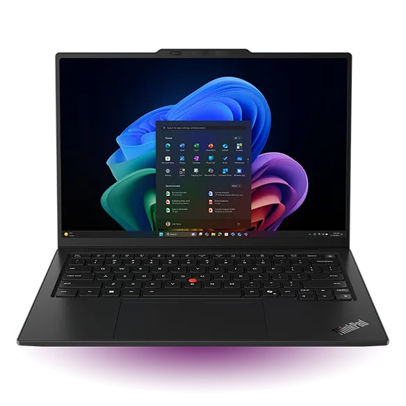 ThinkPad X1 Carbon Gen 14 Aura Edition 打開機身,螢幕顯示 Windows 桌面同 Copilot+ 標示