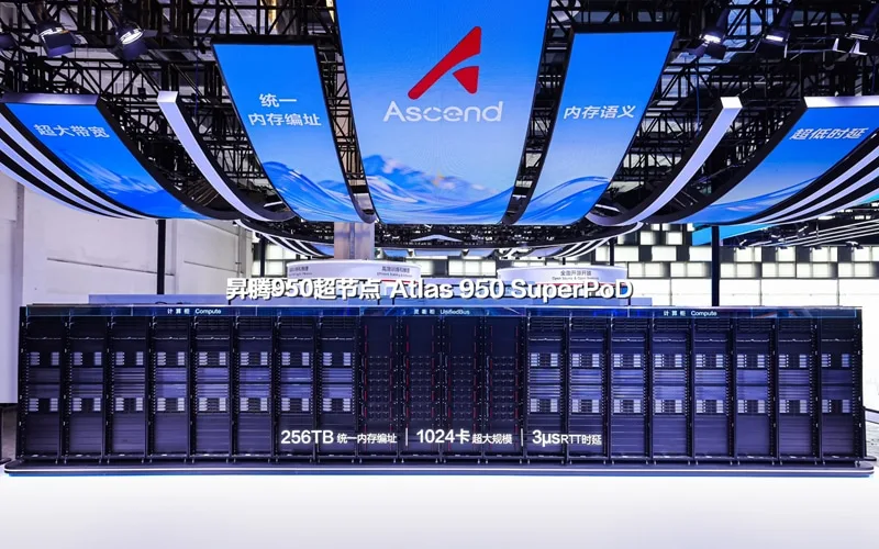 華為喺 2026 世界人工智能大會公開展示昇騰 950 超節點實機