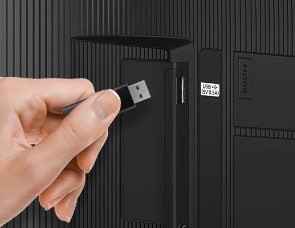 有人將 USB 手指插入 Samsung 智能電視側邊嘅 5V 0.5A USB 插口