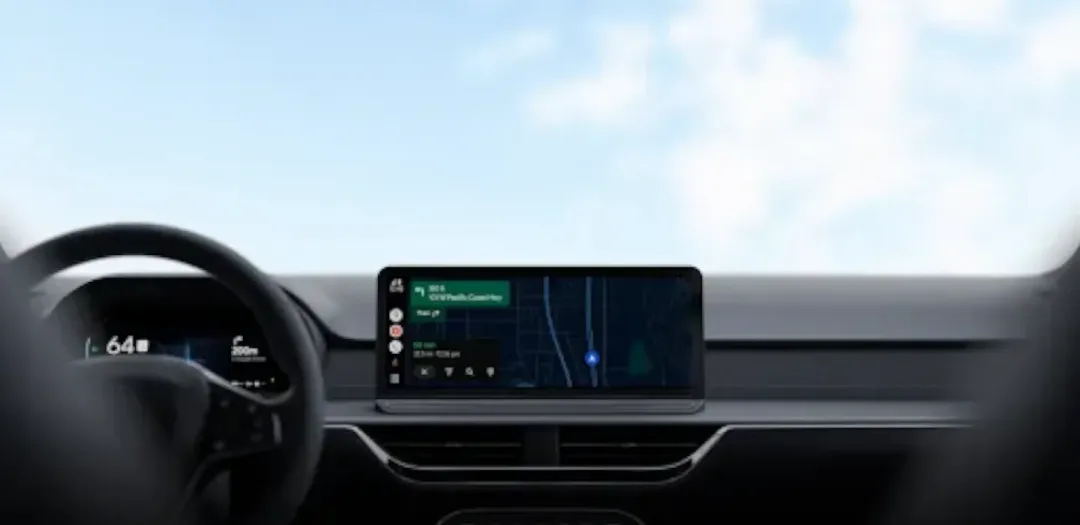 車機畫面見到 Android Auto 導航介面，背景係藍天白雲