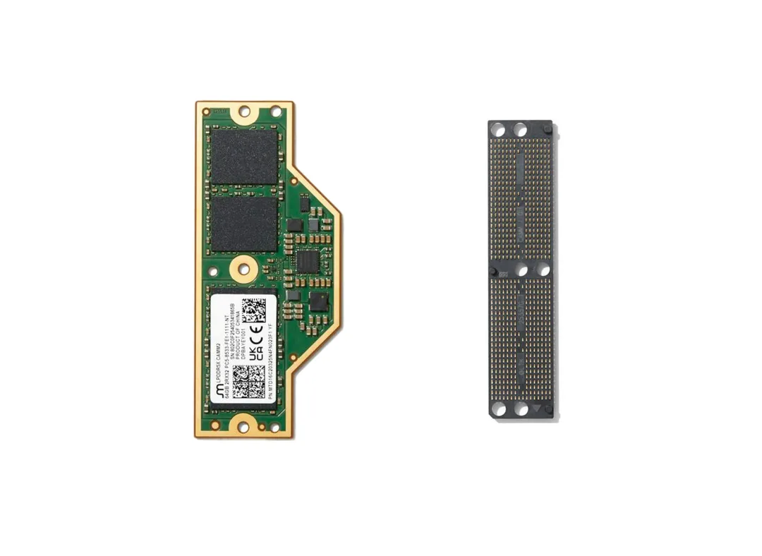 Framework 展示 LPCAMM2 模組正反面