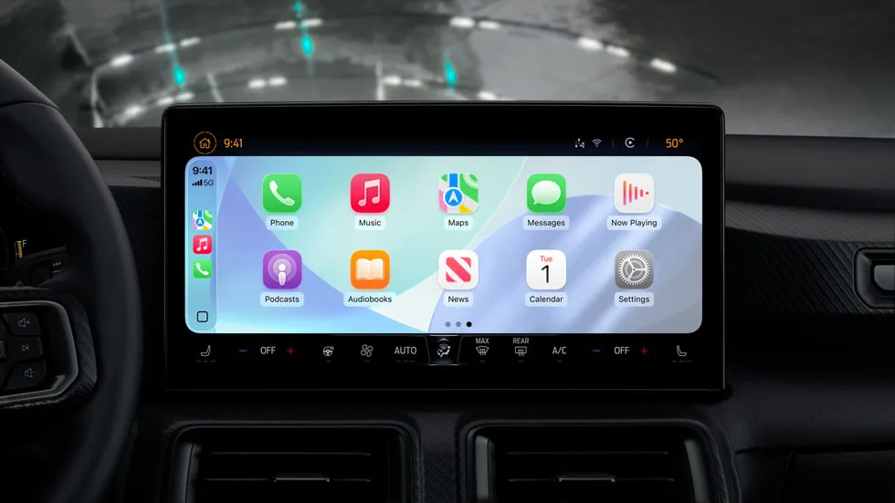 iOS 26 CarPlay 淺色介面,車機畫面顯示地圖同音樂等區塊