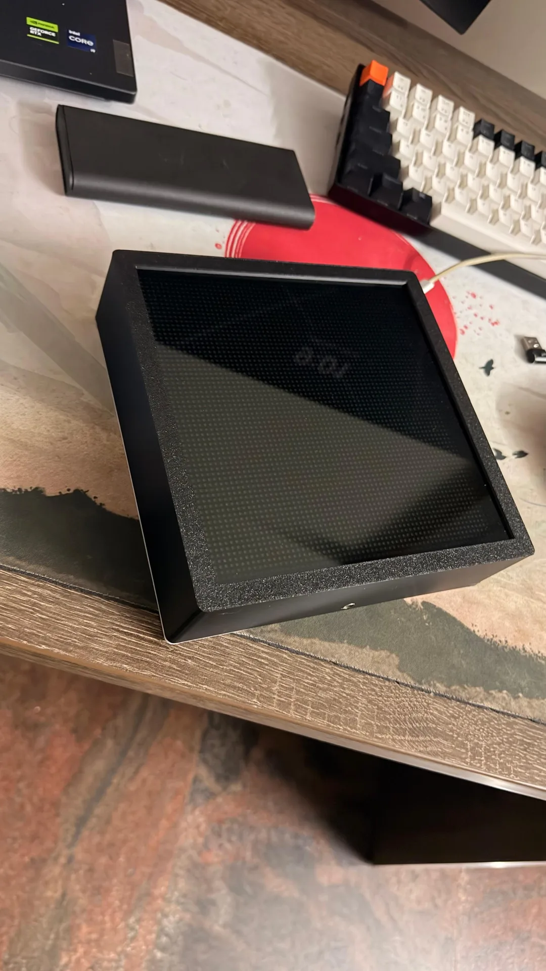 DigiFrame 裝入黑色 3D 打印框同玻璃面板後放喺書枱上