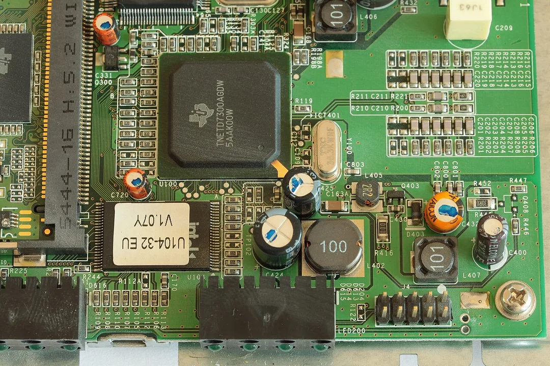 Homelab 對外開放，router firewall 點解唔夠：CrowdSec 分層防守